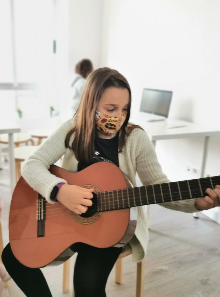 alumna tocando la guitarra